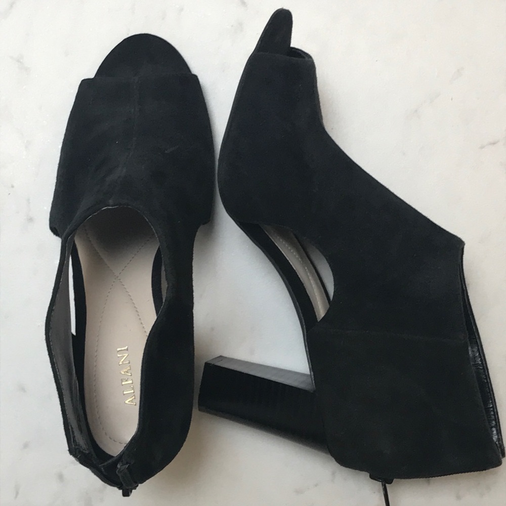 Black Open Toe Block Heel Sandals!